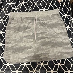 1x gray camo skirt